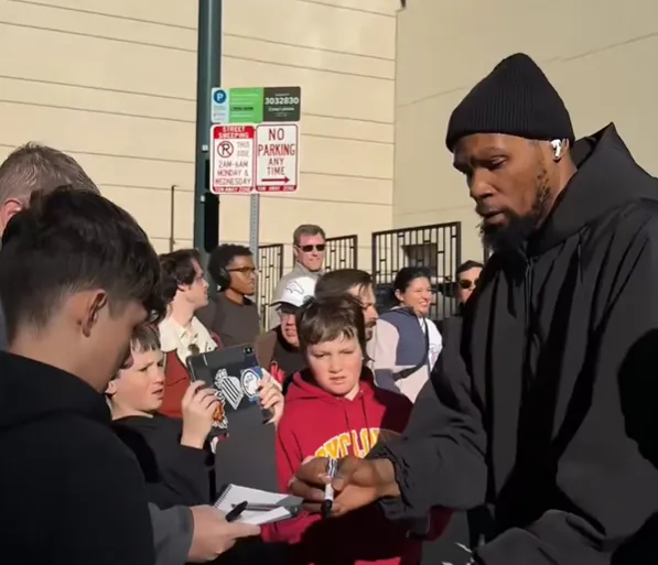 世界杯直播-偶像！杜兰特今日赛前在球馆外为等候球迷亲切签名